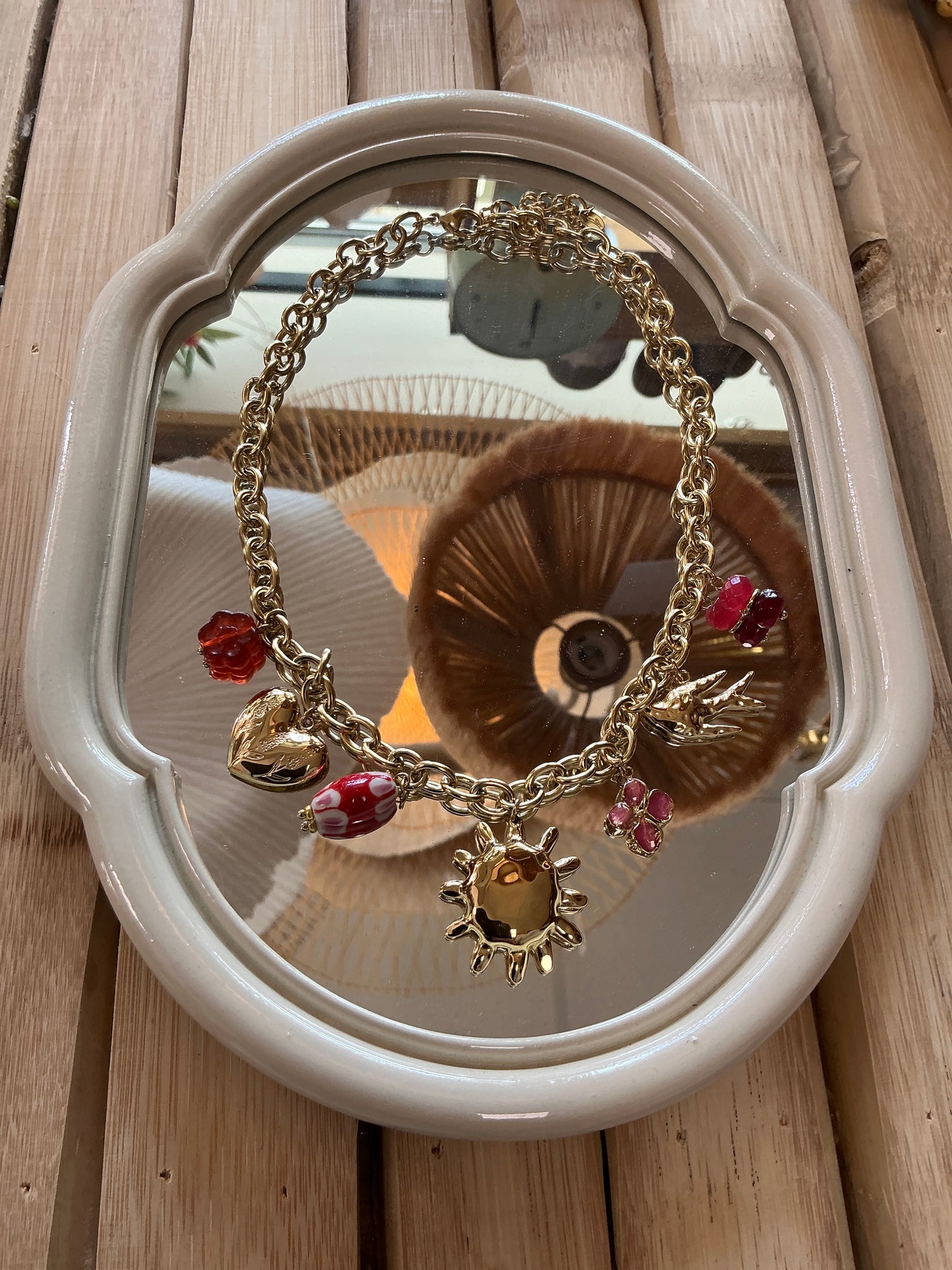 Collier doré rouge soleil