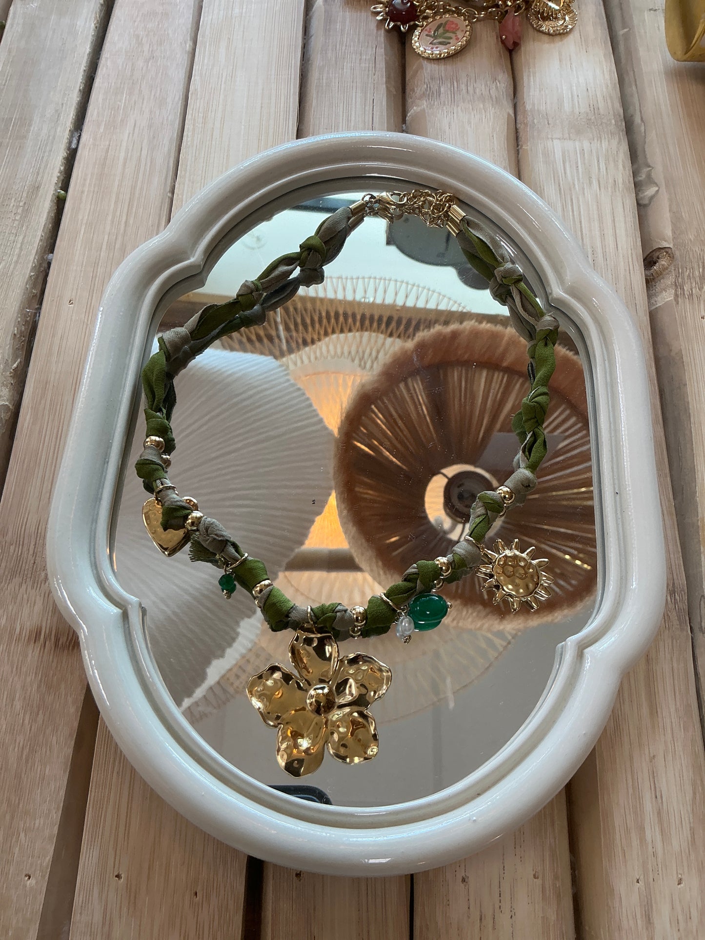 Collier tissu vert fleur