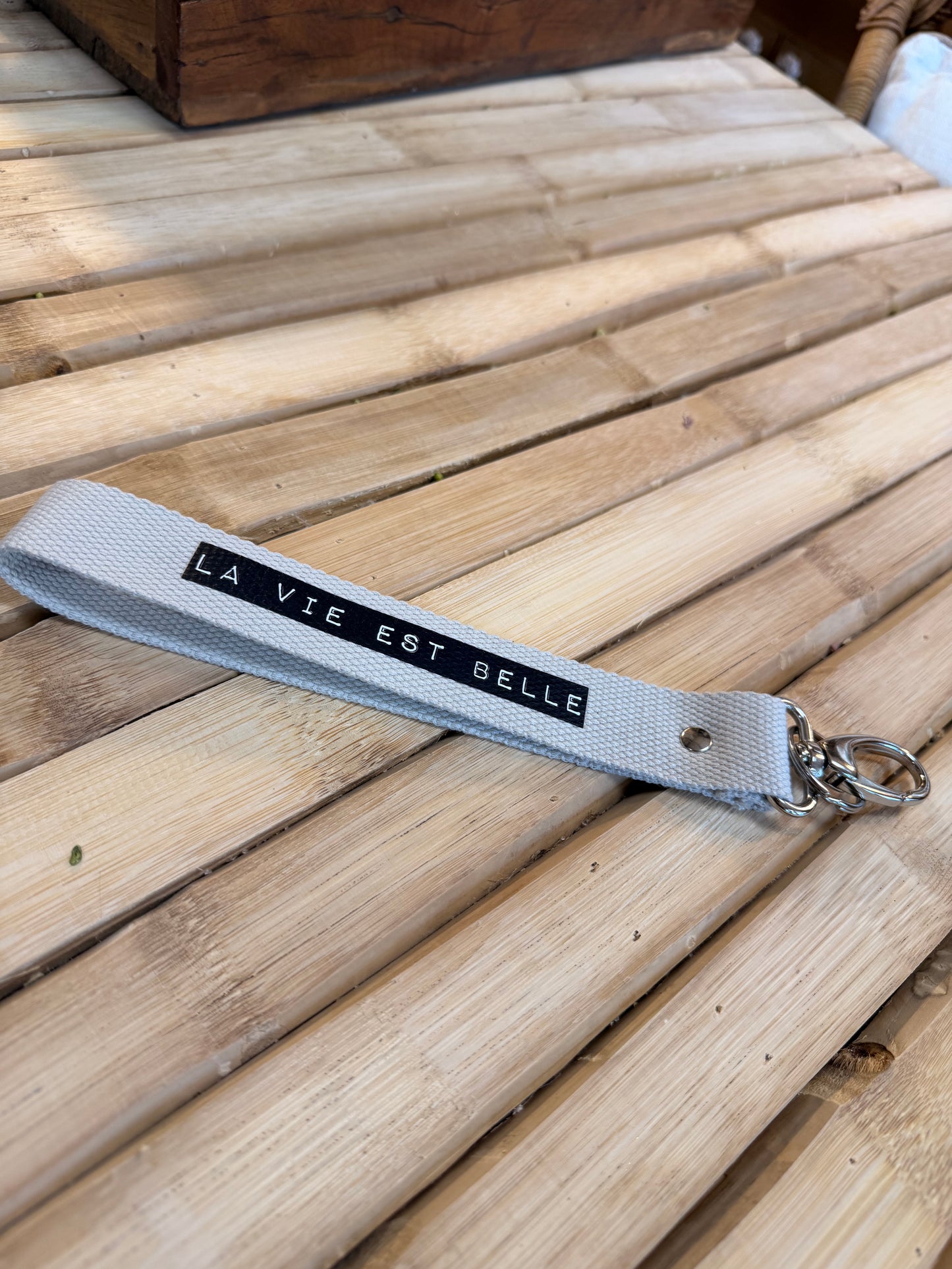 Sangle sable / dymo noir/ La vie est belle