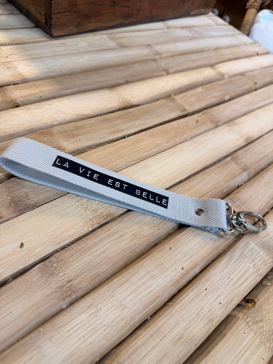 Sangle sable / dymo noir/ La vie est belle