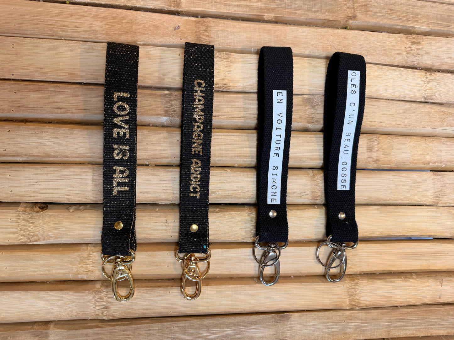 Sangle noir / dymo blanc - En voiture simone