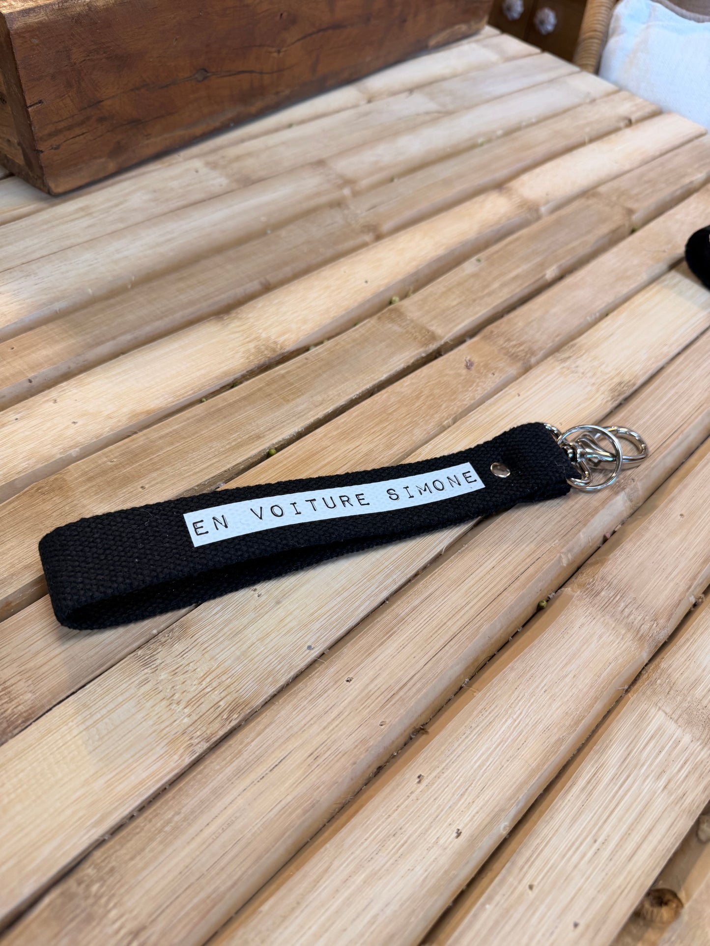 Sangle noir / dymo blanc - En voiture simone