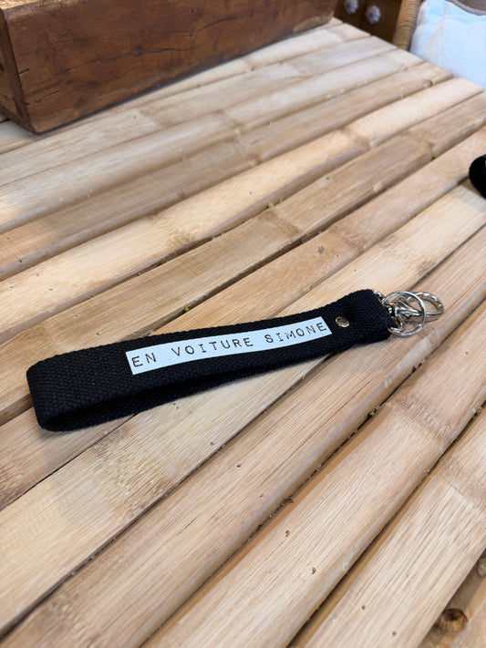 Sangle noir / dymo blanc - En voiture simone
